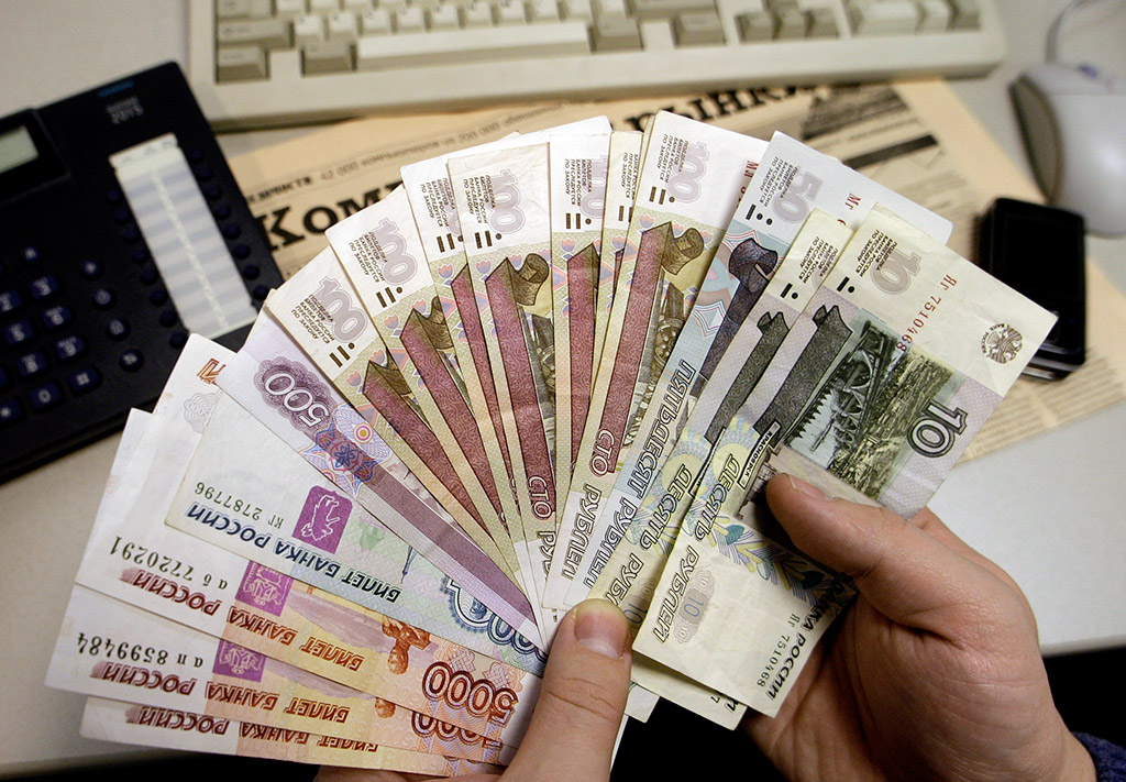 заработную плату россиянам могут начать платить четыре раза в месяц