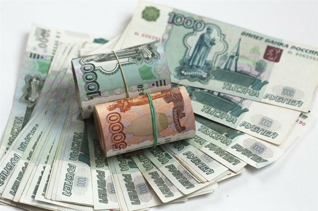 Зарплата чиновников в Петербурге выросла