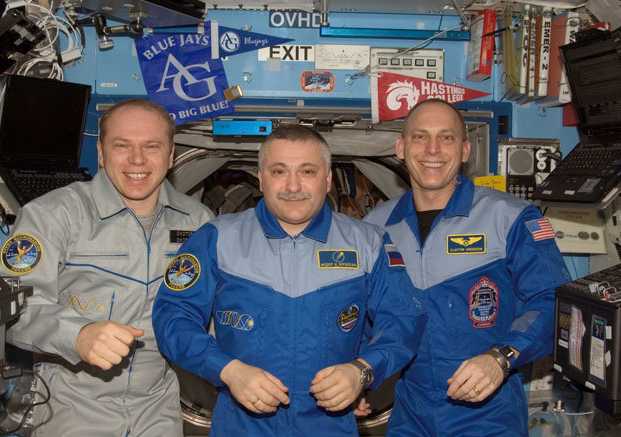 Сколько получают космонавты и астронавты
