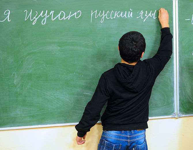 мигрантов заставят говорить по русски