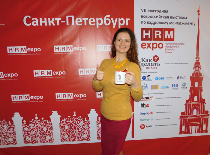 Менеджер по персоналу с кружкой Миллион работ