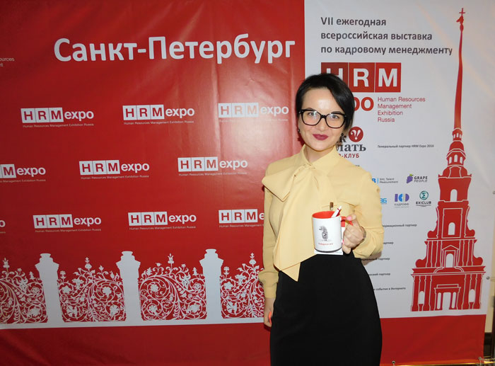 Руководитель по подбору персонала с кружкой Миллион работ