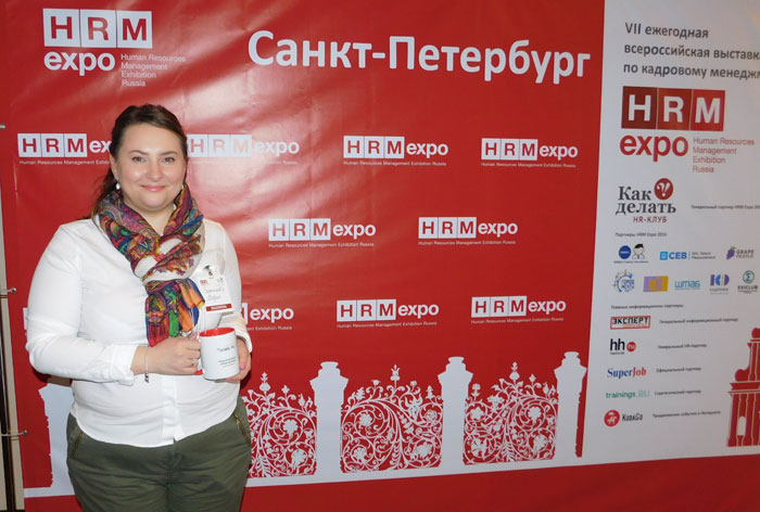 Менеджер по персоналу с кружкой Миллион работ