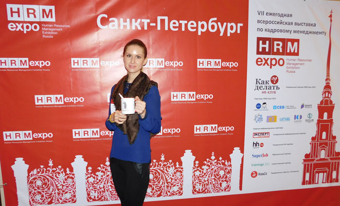 Менеджер по персоналу с кружкой Миллион работ