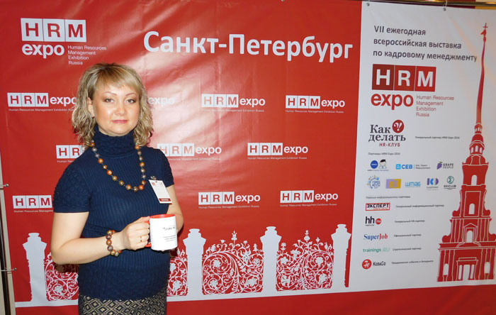 Специалист по персоналу с кружкой Миллион работ