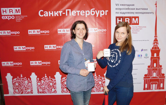 Менеджеры по персоналу с кружкой Миллион работ