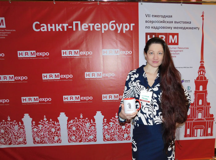 Менеджер по персоналу с кружкой Миллион работ