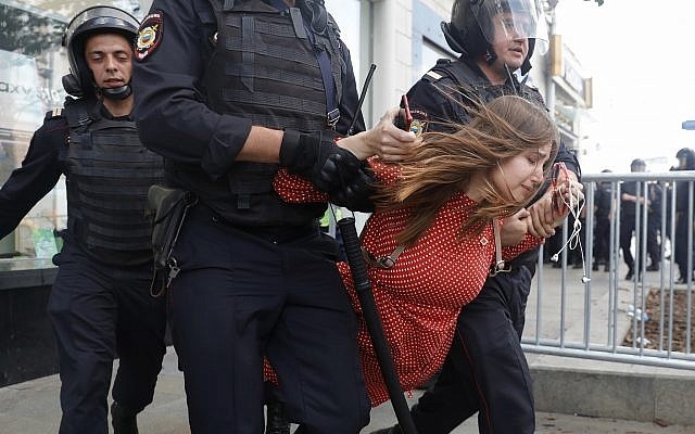 полиция бьет женщин дубинками