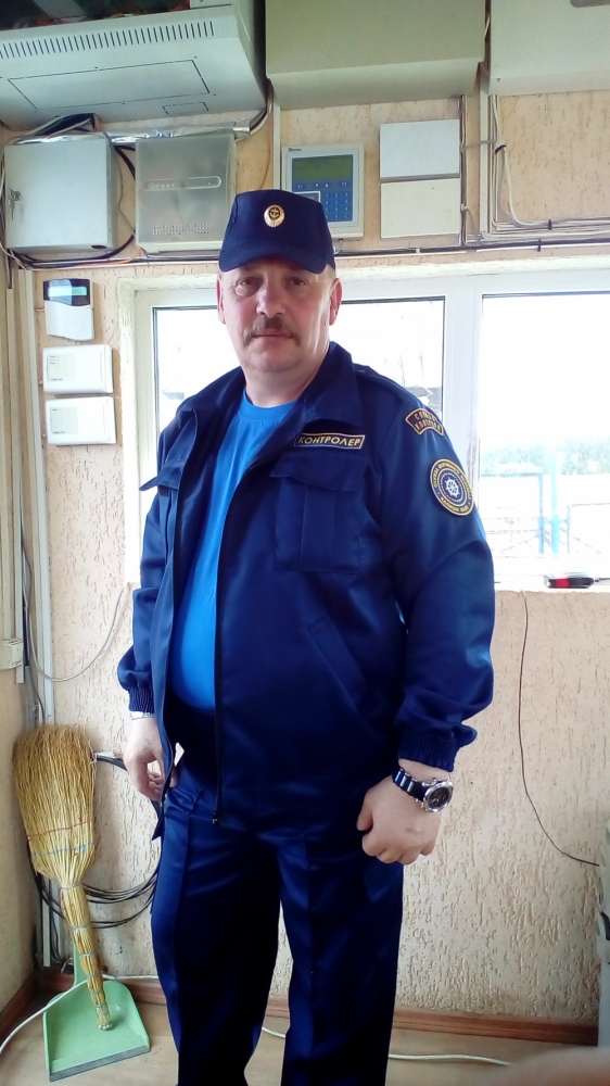 Ищу работу охранником 4 разряда. Сторож охранник. Контролер охранник. Пожилой охранник.